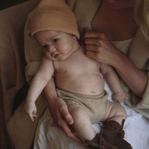 Hvid Knitted Beanie Fonzie (newborn) - Salmon