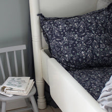 Garbo and Friends Fitted Sheet – Mares Dark