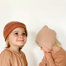 Hvid Knitted Bonnet Dolly - Apricot